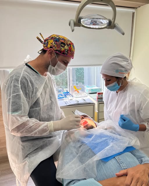 Recepción luminosa y sala de espera moderna de CEDGROUP Odontología en Berazategui