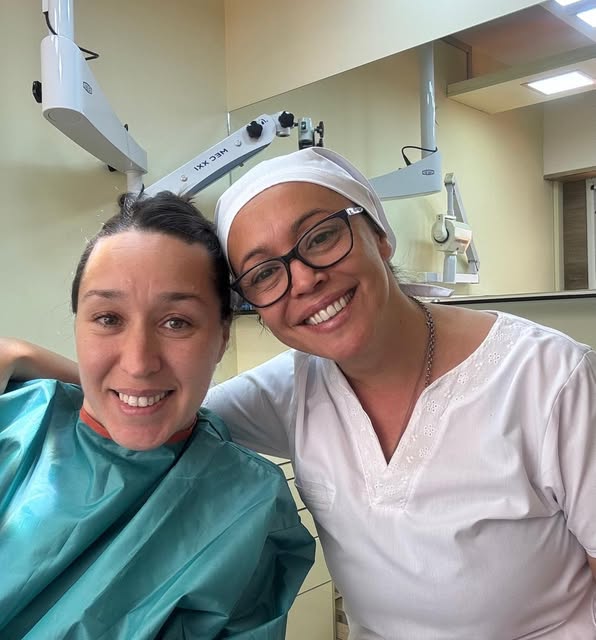 Consultorio odontológico con sillón ergonómico de alta gama e instrumental esterilizado